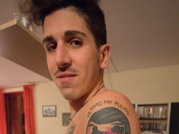 Alafaci con la sua bici in mezzo ai trofei (foto Zidda)